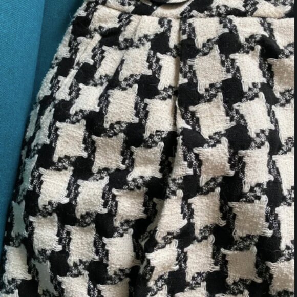 Jupe classique noire et blanche _Black & White Classic Skirt â Timeless Elegance - Picture 3 of 9